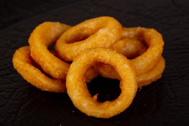 Kızarmış soğan halkaları yığın snack