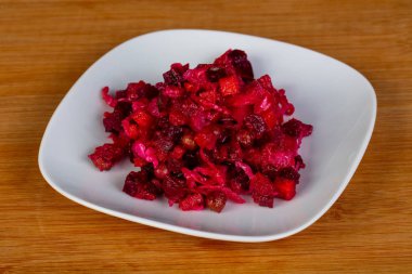 Rus salatası salata sosu ile pancar