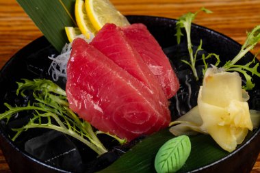 Soğuk ton balıklı sashimi limonlu