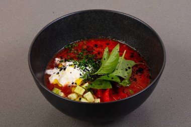 Fesleğen ile İspanyol soğuk Gazpaccho çorba