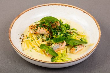 Somon ve fesleğen ile makarna