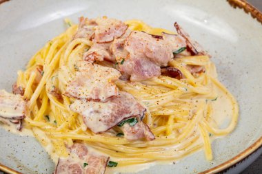 İtalyan makarna Carbonara pastırma ile