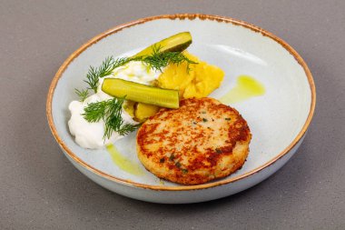 Göğsü pike balık ve salatalık turşusu ile