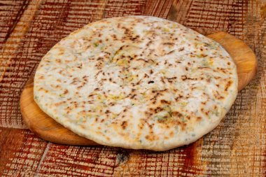 Ahşap arka plan üzerinde Hint ekmek paratha