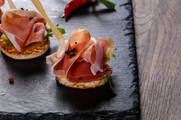 Bruschetta with hamon and sauce