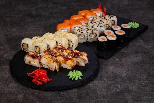 Japon Suşi ile çeşitli madde ayarla