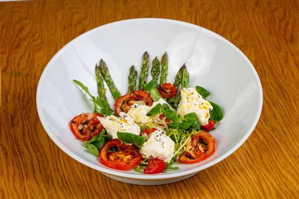 Peynir ve kuşkonmaz ve fesleğen salata