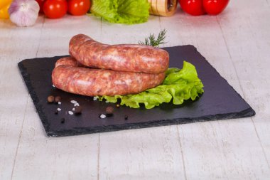 Çiğ domuz sosisi grill için hazır