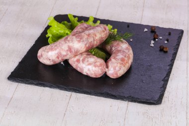Çiğ domuz sosisi grill için hazır