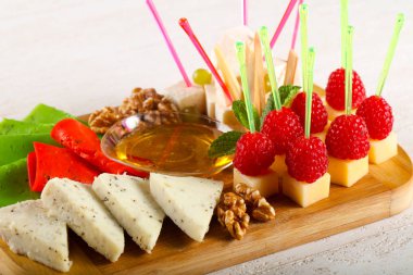 Peynir tabağı çeşitler ile Ahududu