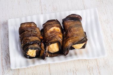 Lezzetli kızarmış kabak peynirli rulo