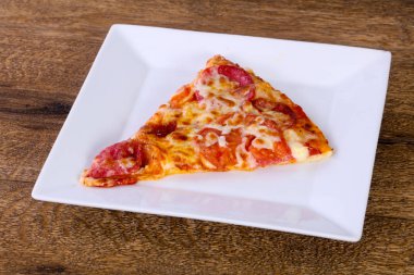 Biberli pizza sosis ve peynir ile