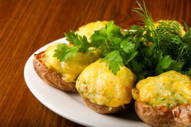 Peynirli ve otlu fırında patates