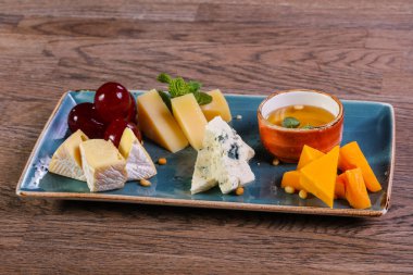 Peynir tabağı mix çeşitler üzüm ve ballı
