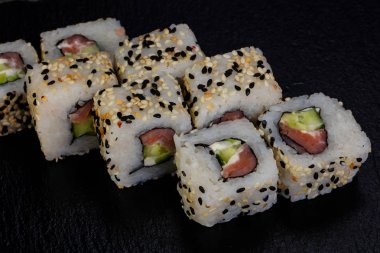 Ton balığı ile Japon geleneksel rulo 