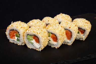 Japon soğuk rulo somon ile