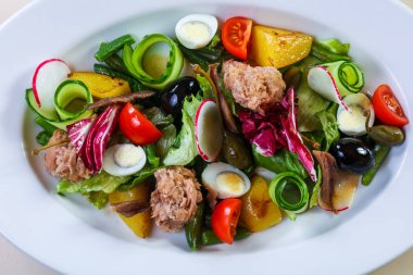 Sebzeli ve zeytinli ton balığı salatası.