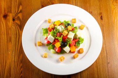 Kraker ile Yunan salatası