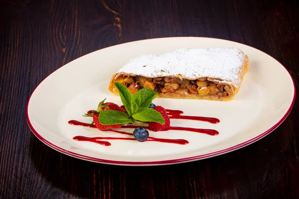 Nane ve syrop elma Strudel servis