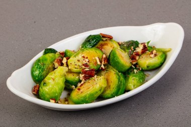 Kase fındık ile Brüksel lahanası