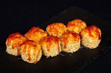 Soslu pişmiş Japon rulo