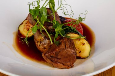 Patates ve soslu biftek