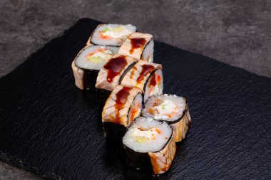 Yılan balığı ile Japon geleneksel rulo