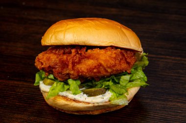 Ahşap arka plan üzerinde lezzetli sıcak burger