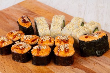 Geleneksel suşi somon ve yılan balığı ile ayarla