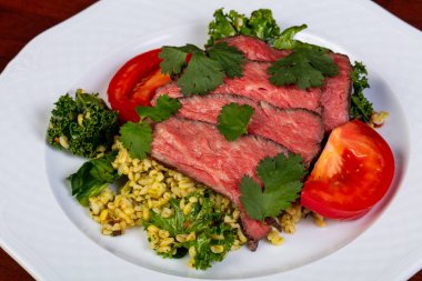 Sığır eti biftek domates ile dilimlenmiş