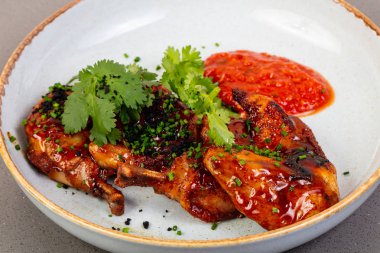 Sos ve kişniş yaprakları ile kavrulmuş tavuk