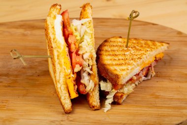 Yumurta ve jambon ile kulüp sandviç