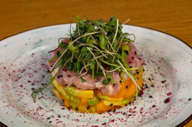 Ton balığı, mango ve avakado tartar