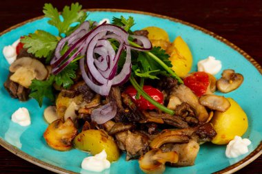 Sığır eti, patates ve mantar salatası