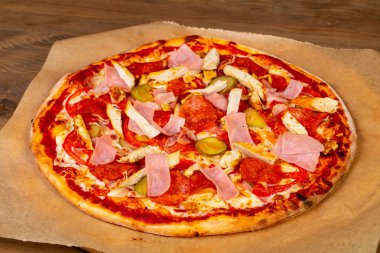 jambon ve domates pizza