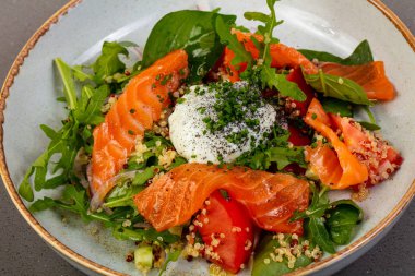 Somon Yumurta Benedict ve rucola ile