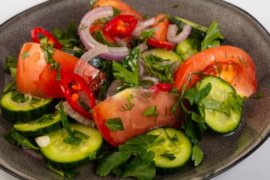Vegan sebze salatası soğan ile