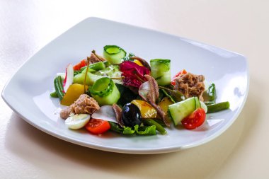 Sebzeli ve zeytinli ton balığı salatası.