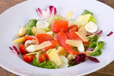 Sezar somon salata ile