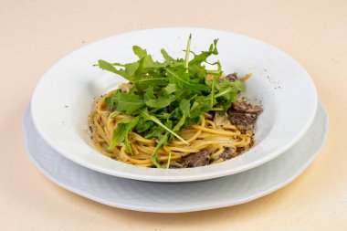 Sığır eti ve rucola ile makarna