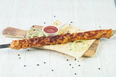 Izgara kıyılmış tavuk sosu ve soğan kebabı