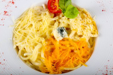 Makarna dört peynir fesleğen hizmet