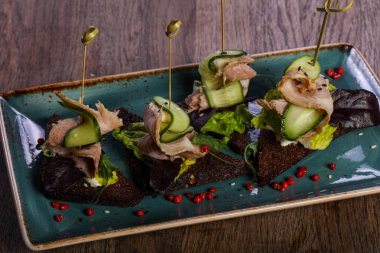 Kırmızı biber et ve cucucmber ile tapas hizmet