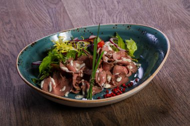 Biftek salata sosu ve soğan ile