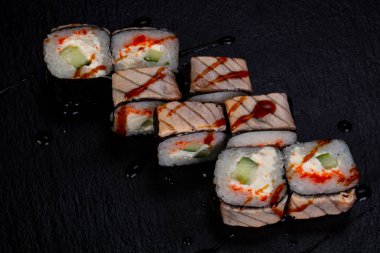 Japon geleneksel rulo somon ile