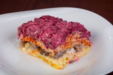 Rus salatası ringa balığı, patates ve kırmızı pancar 