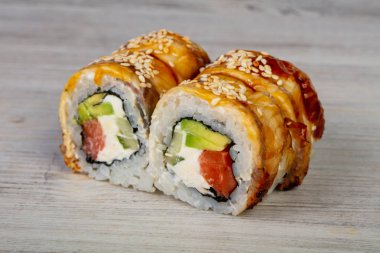 Yılan balığı ile Japon geleneksel rulo