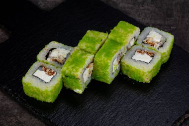 Yılan balığı ile Japon geleneksel rulo