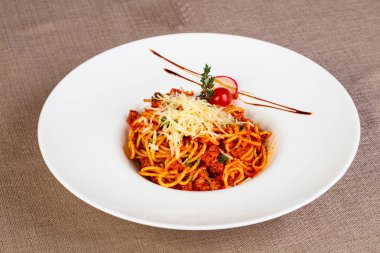 Kıyılmış et ile Bolognese makarna