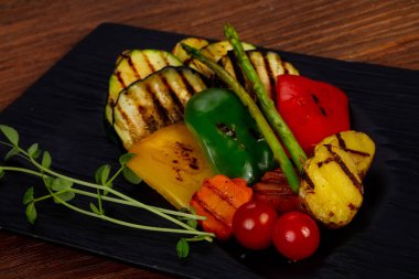 Izgara sebze kuşkonmaz ile sıcak